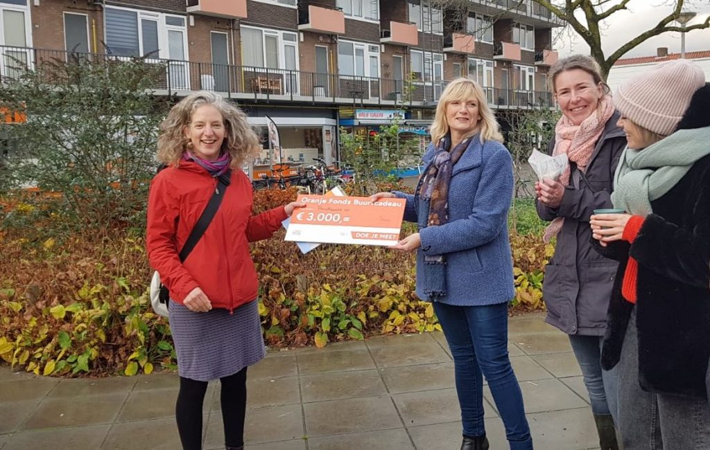 Foto van de werkers in de buurt die de prijs ontvangen van het Oranje Fonds