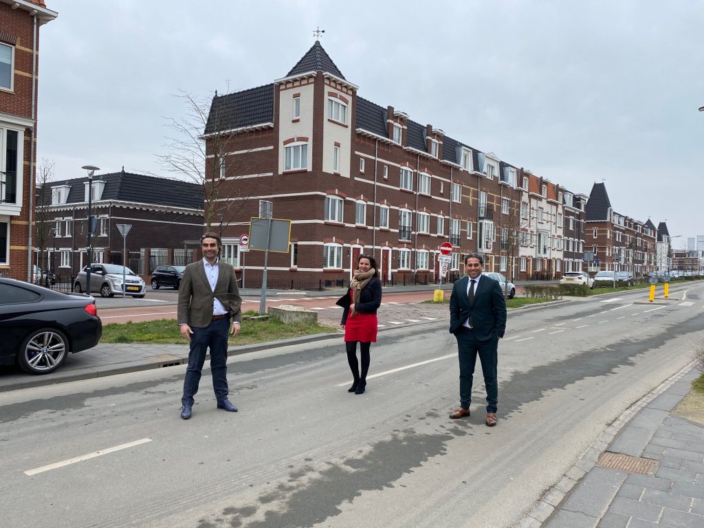 dfoto van de drie bestuurders op straat bij het kantoor van talis